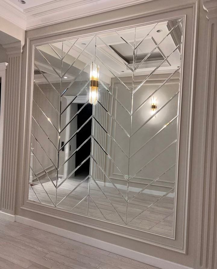 Впечатляющее зеркальное панно в интерьере high-ceiling: авторское решение для просторного коридора от Planirovki.by